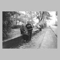 111-1005 Auf der Mauer vor dem Kreishaus im Jahre 1993.jpg